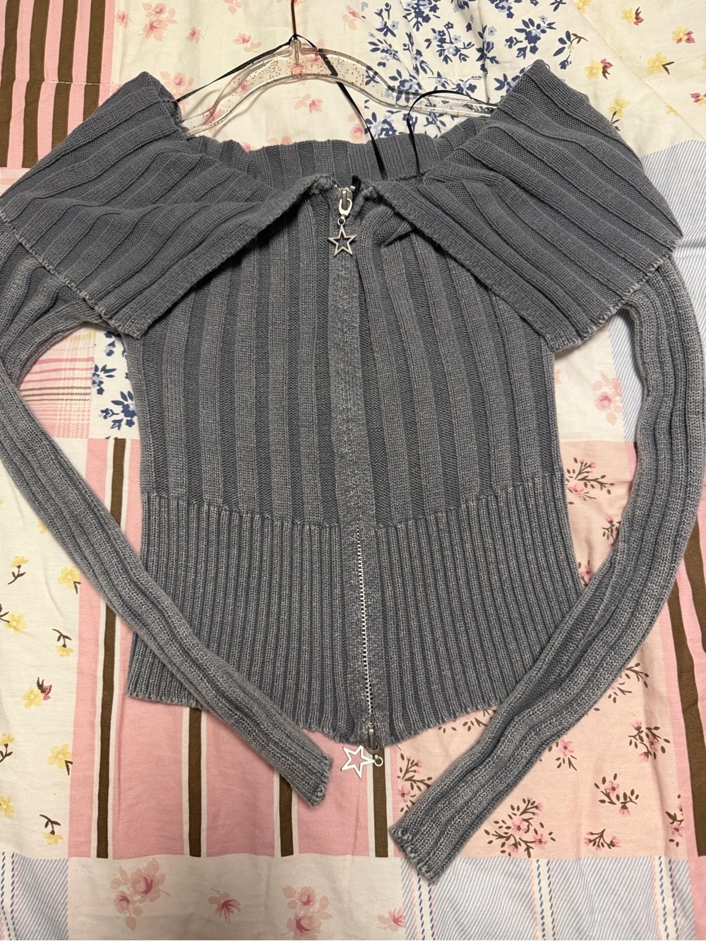 Off-Shoulder Ribbed Zip Long Sleeve Top in Grey